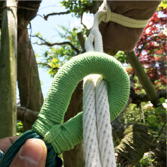 【step02】次にハンモック先端の輪っかにロープを通す。