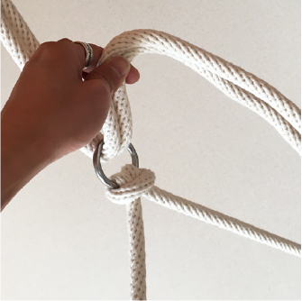 【step08】次に垂れ下がったロープをバランスバーに取り付けたリングに通す。