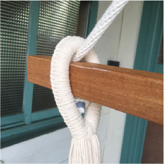 【step12】バーの両サイドにハンモックのワッカを差し込む。キチンと奥まで差し込んでください。