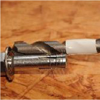 【step2】予めコンクリート用のドリルの歯にテープを巻き、穴を開ける深さの目印をつける。