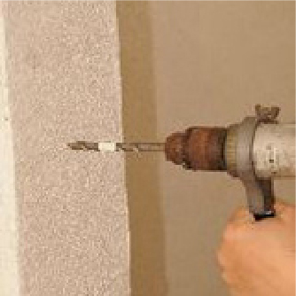 【step03】ドリルを垂直に固定し、目印のテープの位置まで穴を開ける。