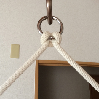 チェア型の場合、ロープ先端にカラビナをつけておくと取り外しが楽です。