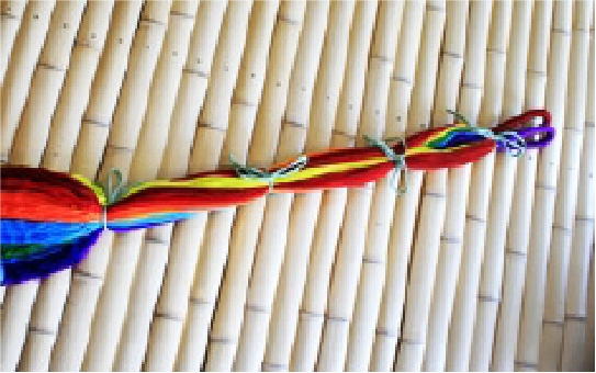 【step01】ハンモックを2つに折りたたみ、アームの所を紐で縛ります。※ハンモックの糸は絡まりやすいので必ず紐で縛ってください。