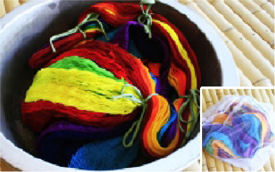 【step02】やさしく揉みながら水洗いをしてください。※洗濯機を利用する時はネットに入れてください。※お湯や洗剤の使用は色落ちの原因となります。