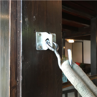 ベッド型の場合、ハンモックの輪っかを直接引っ掛けます。