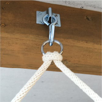 チェア型の場合、バランスバー先端のリングを直接ハンモックプレートに引っ掛けます。